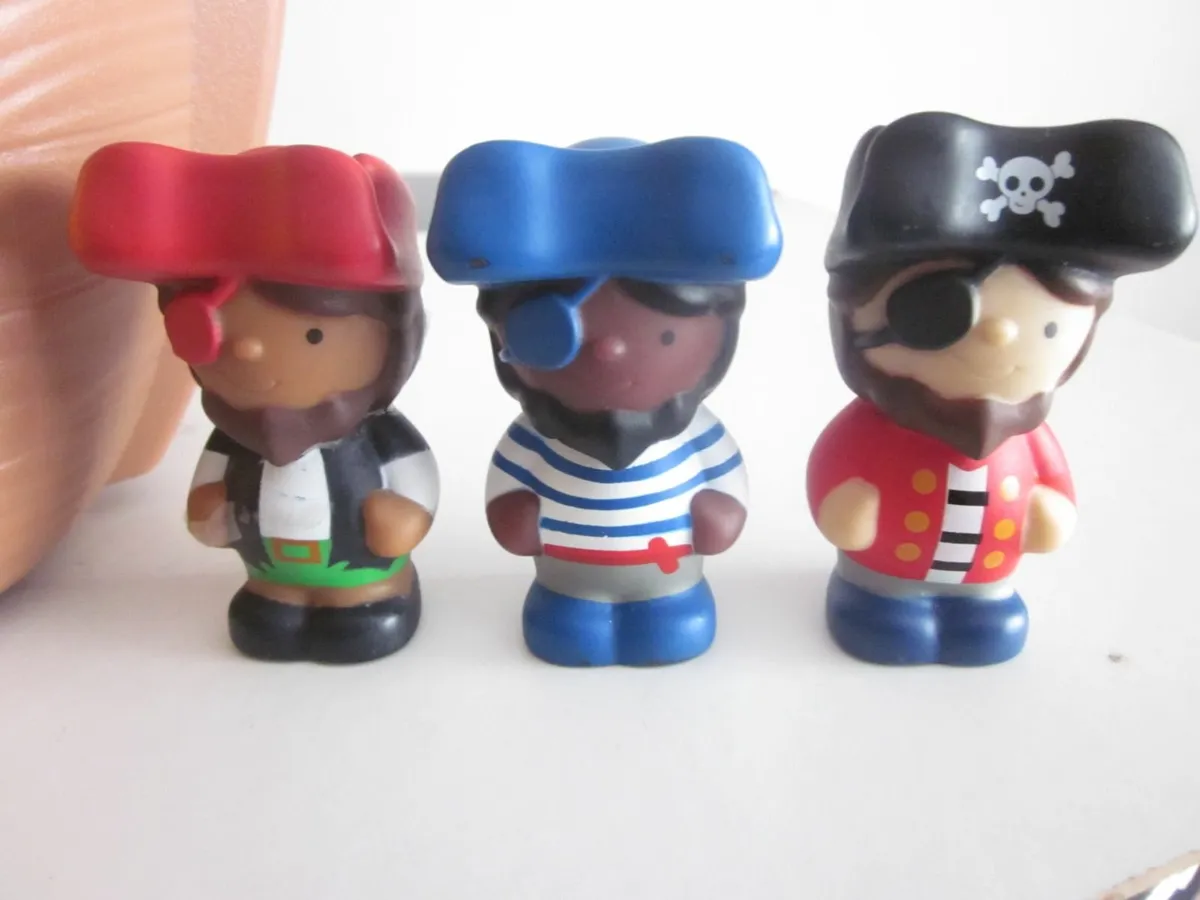 Chad Valley PirateShip with Lights /Sounds Playset - Image 2