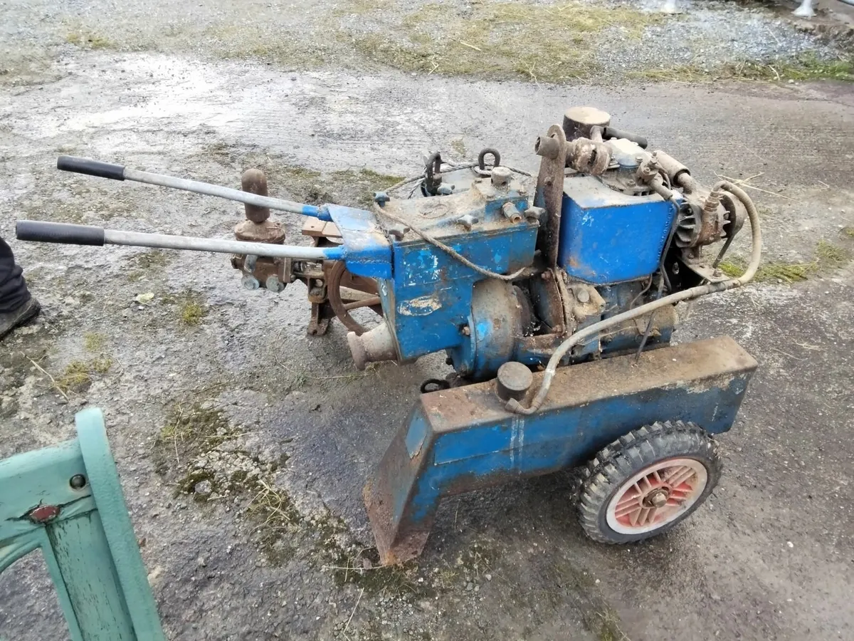 Miscellaneous old water pumps - Image 2