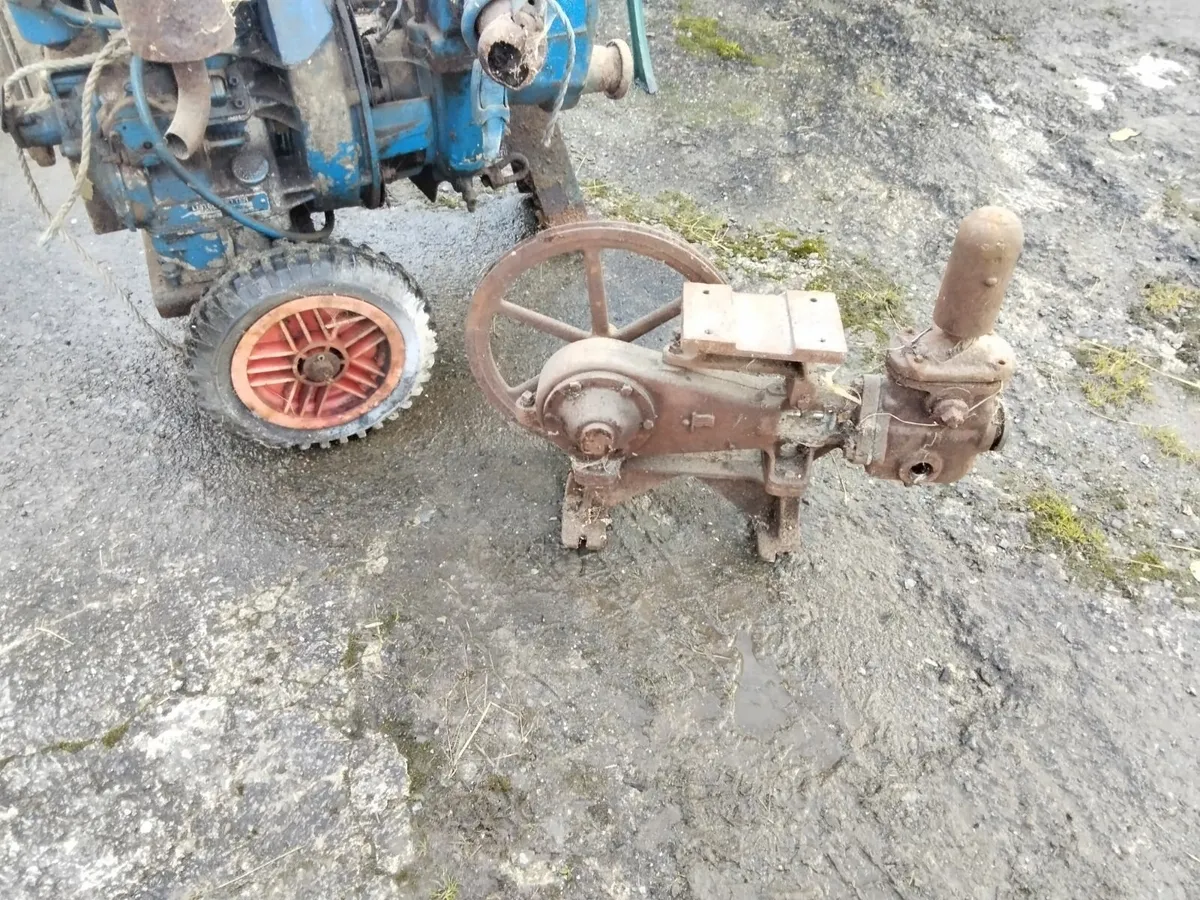 Miscellaneous old water pumps - Image 3