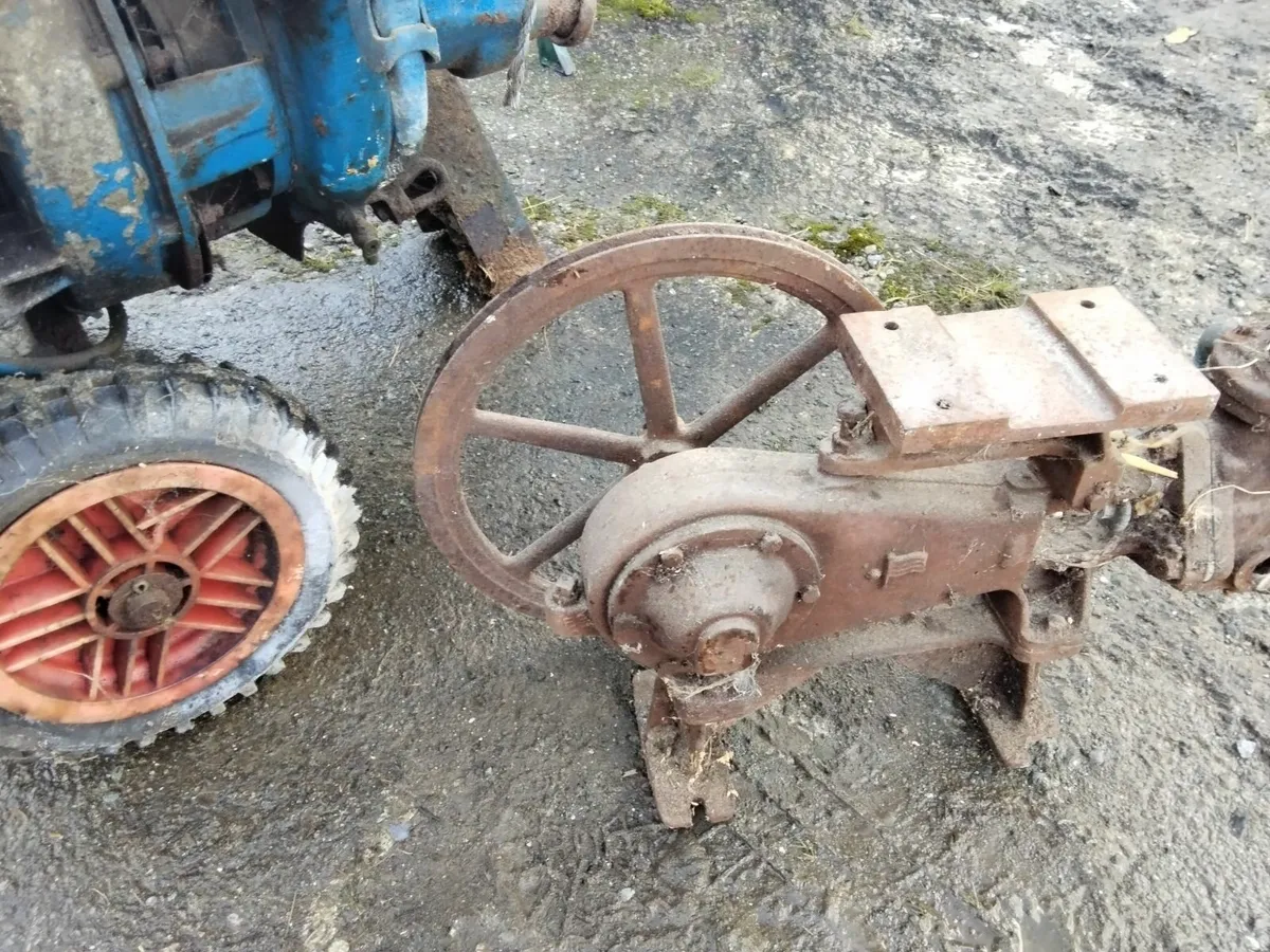 Miscellaneous old water pumps - Image 4