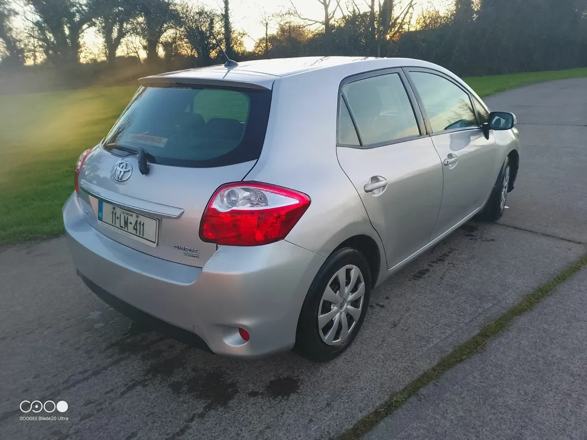 Toyota Auris 2011 - Image 2