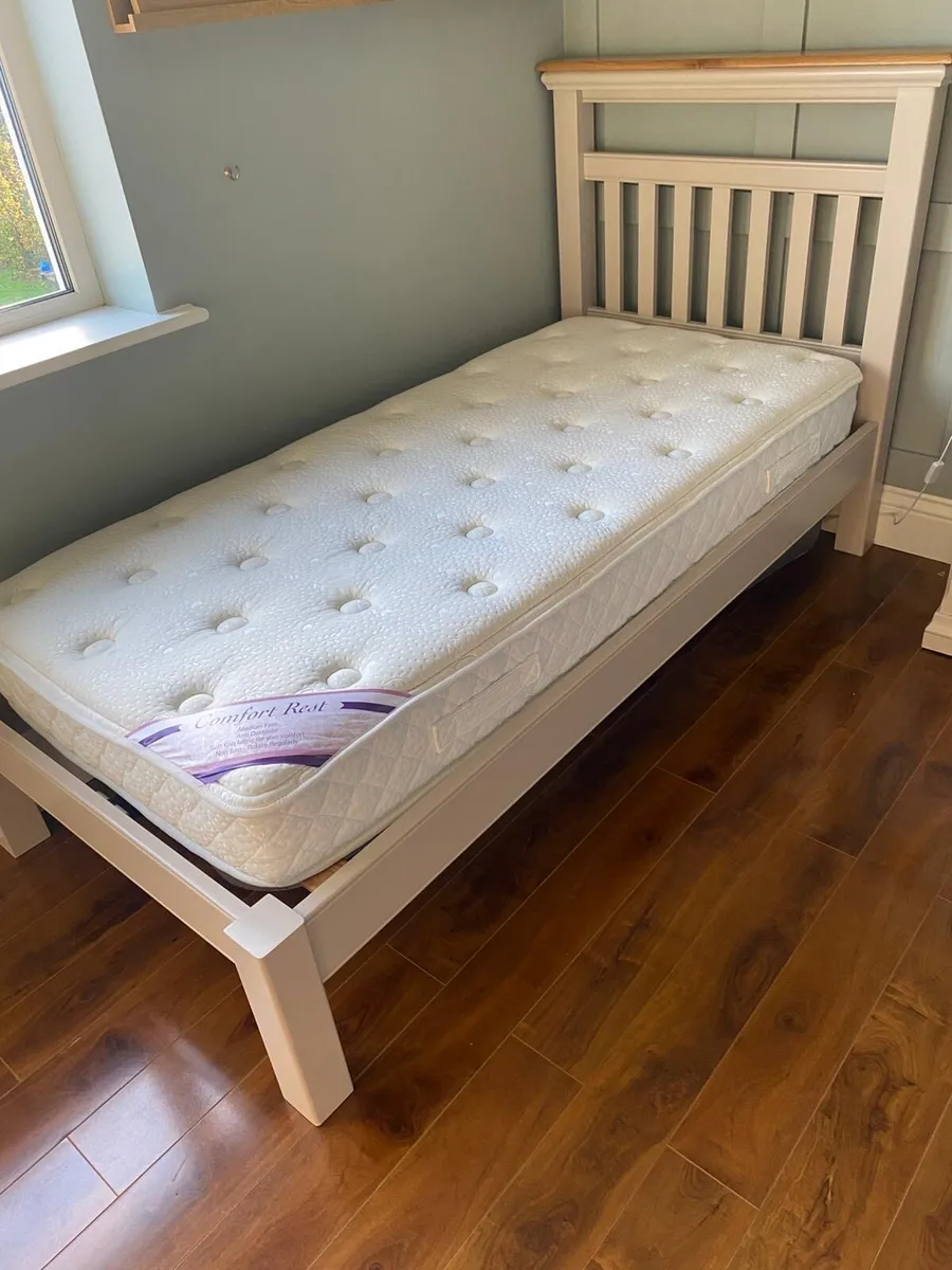 2 Single beds with mattresses - Image 1