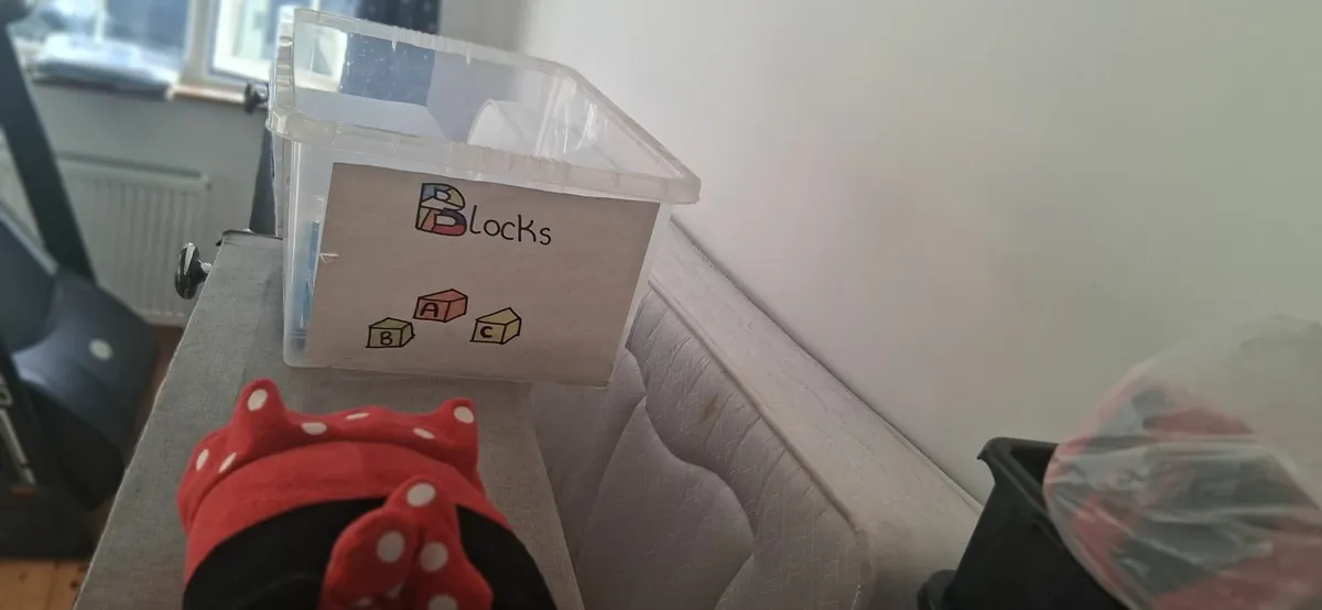 Bed and table and chairs - Image 1