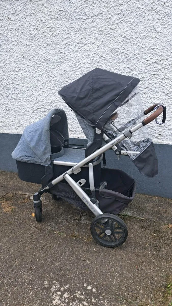 Uppababy Vista V2 buggy with adaptors & footmuff - Image 1