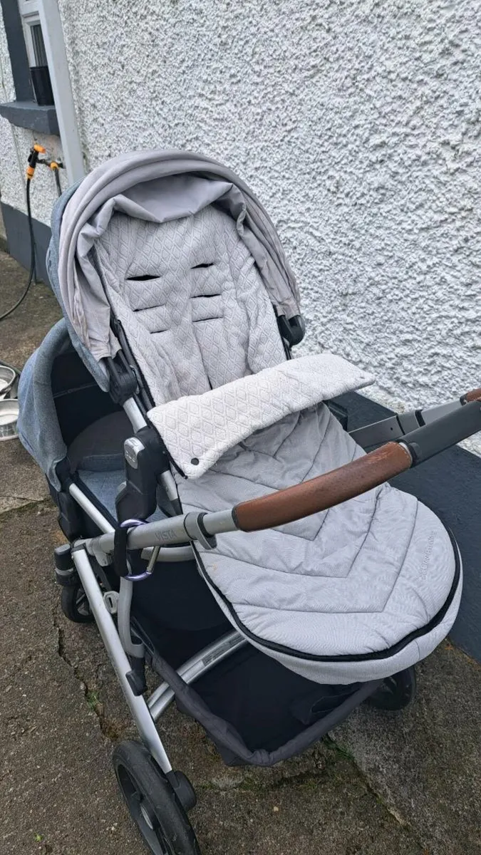 Uppababy Vista V2 buggy with adaptors & footmuff - Image 2