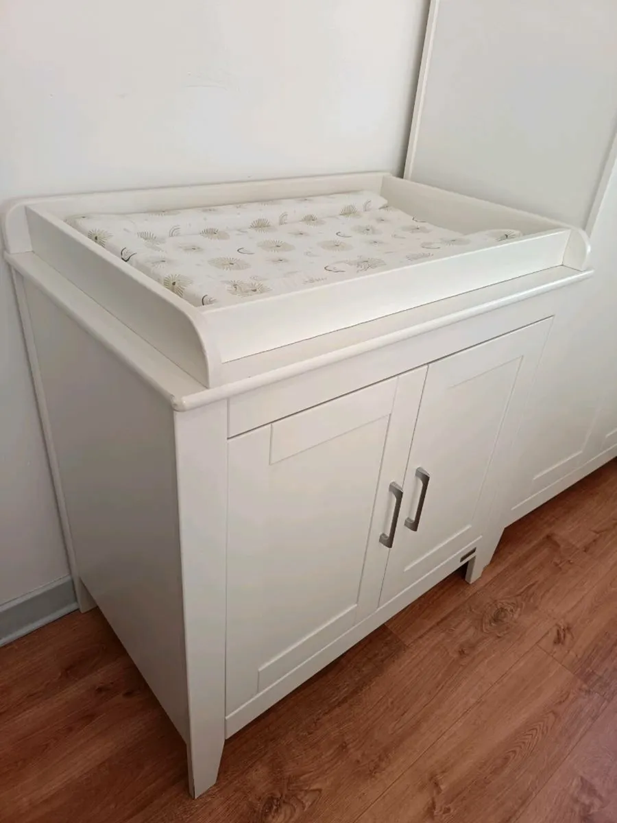 Change table + wardrobe - Image 3