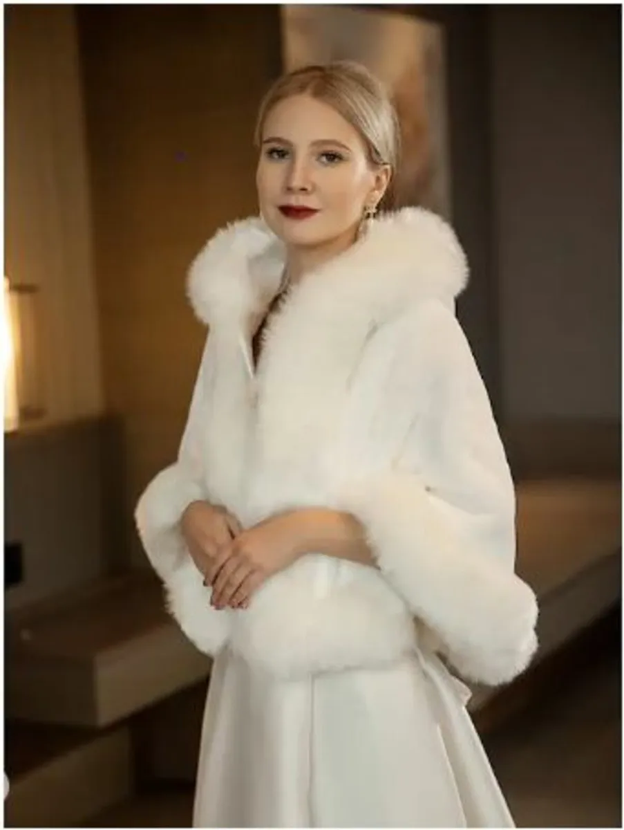 Elegant sleeveless ivory faux fur wedding wrap. - Image 1