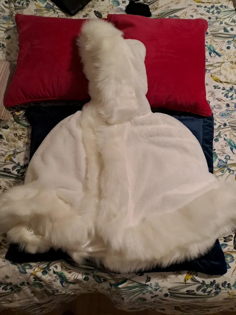 Elegant sleeveless ivory faux fur wedding wrap. - Image 2