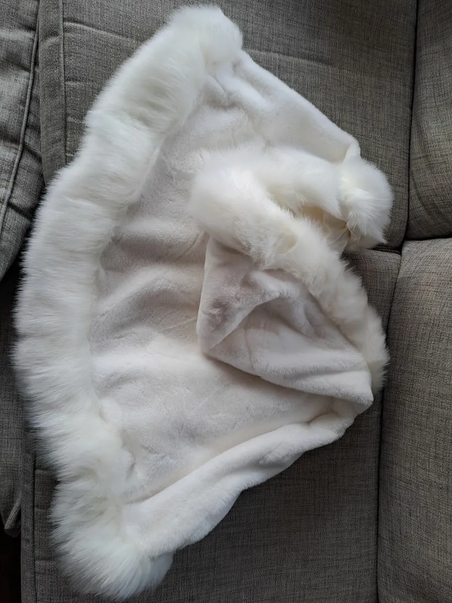 Elegant sleeveless ivory faux fur wedding wrap. - Image 3