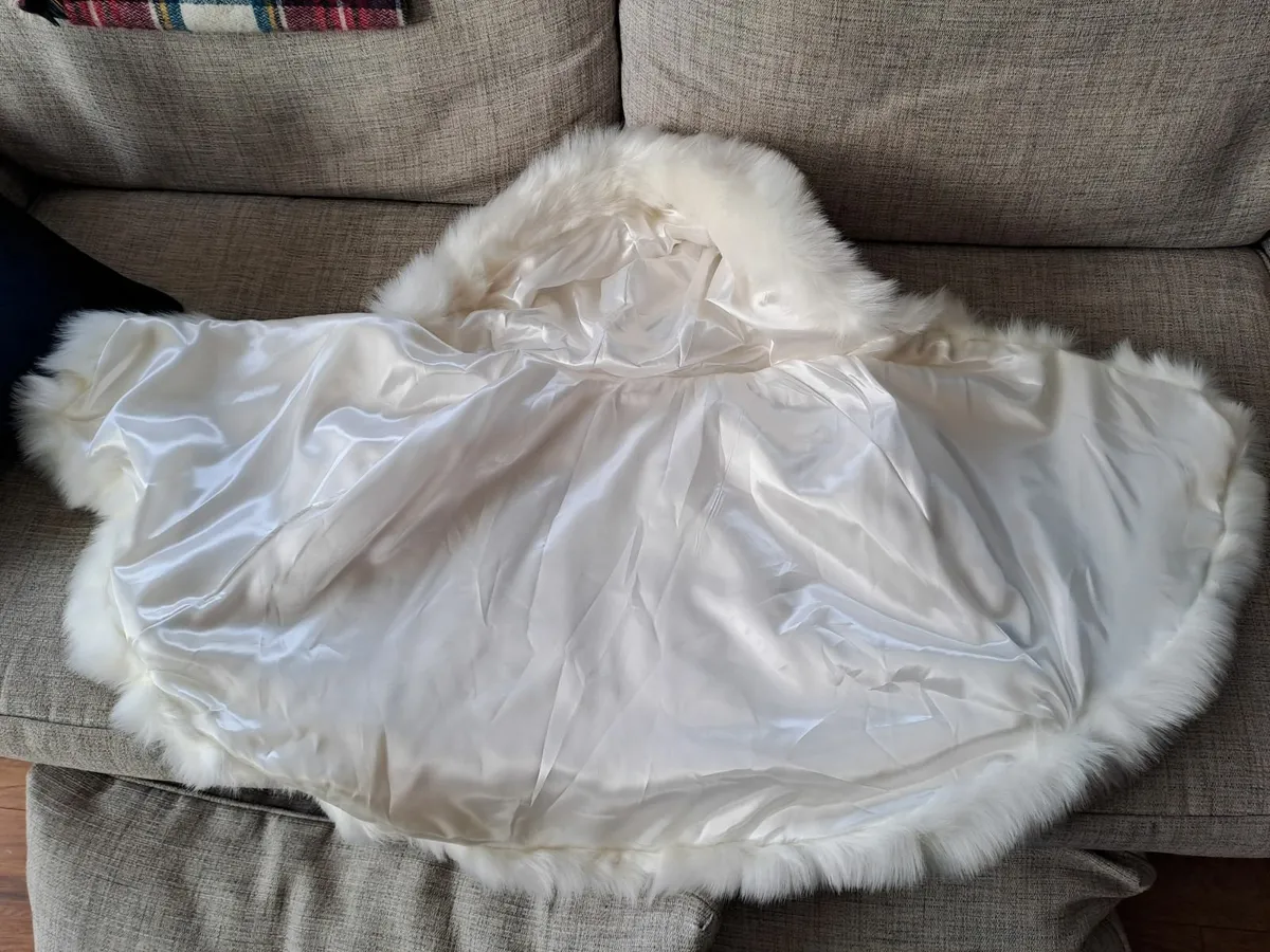 Elegant sleeveless ivory faux fur wedding wrap. - Image 4