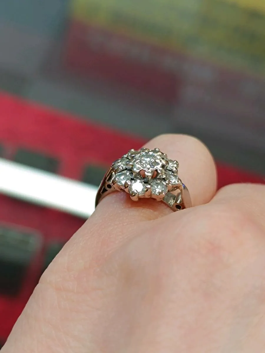 18 K White Gold & Diamond Cluster Vintage Ring - Image 4
