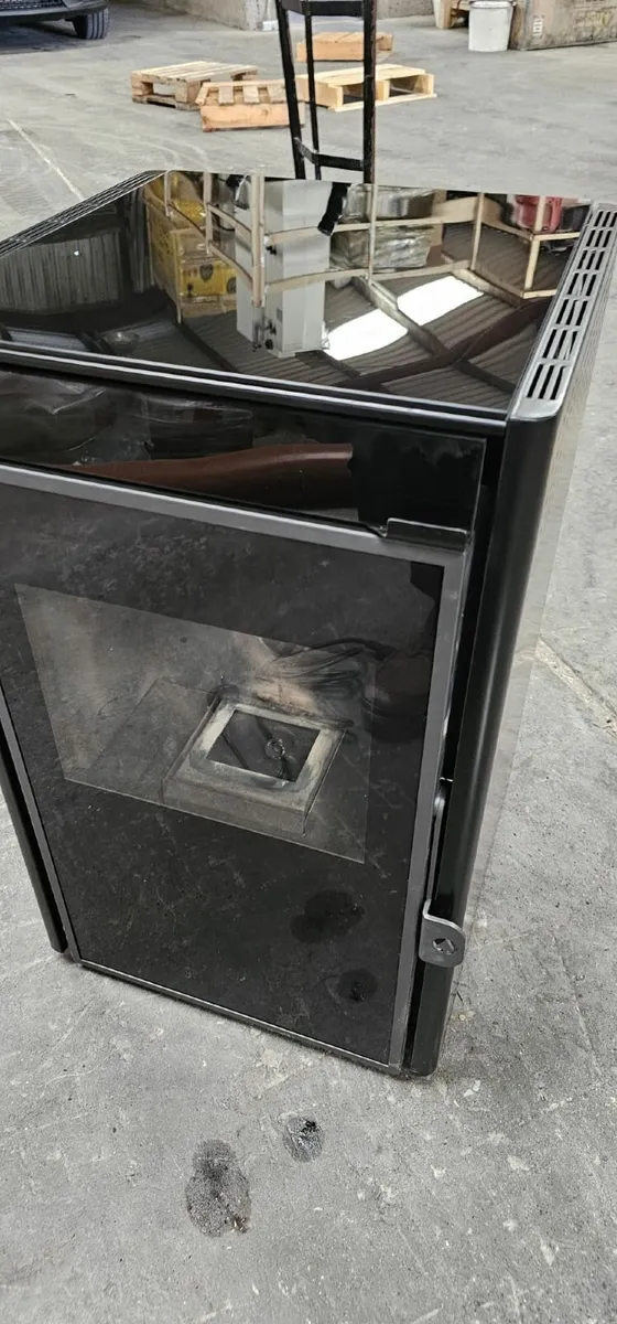6Kw black ex display/lit pellet stove, - Image 3
