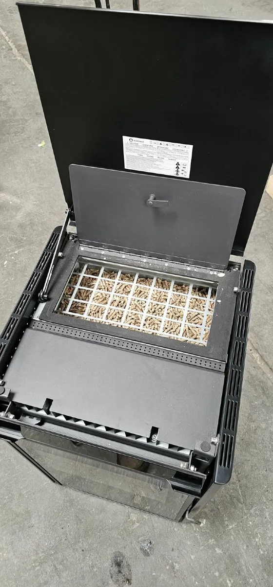 6Kw black ex display/lit pellet stove, - Image 4