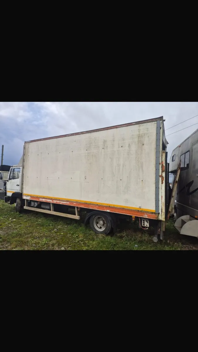 Mercedes 814 box truck - Image 1