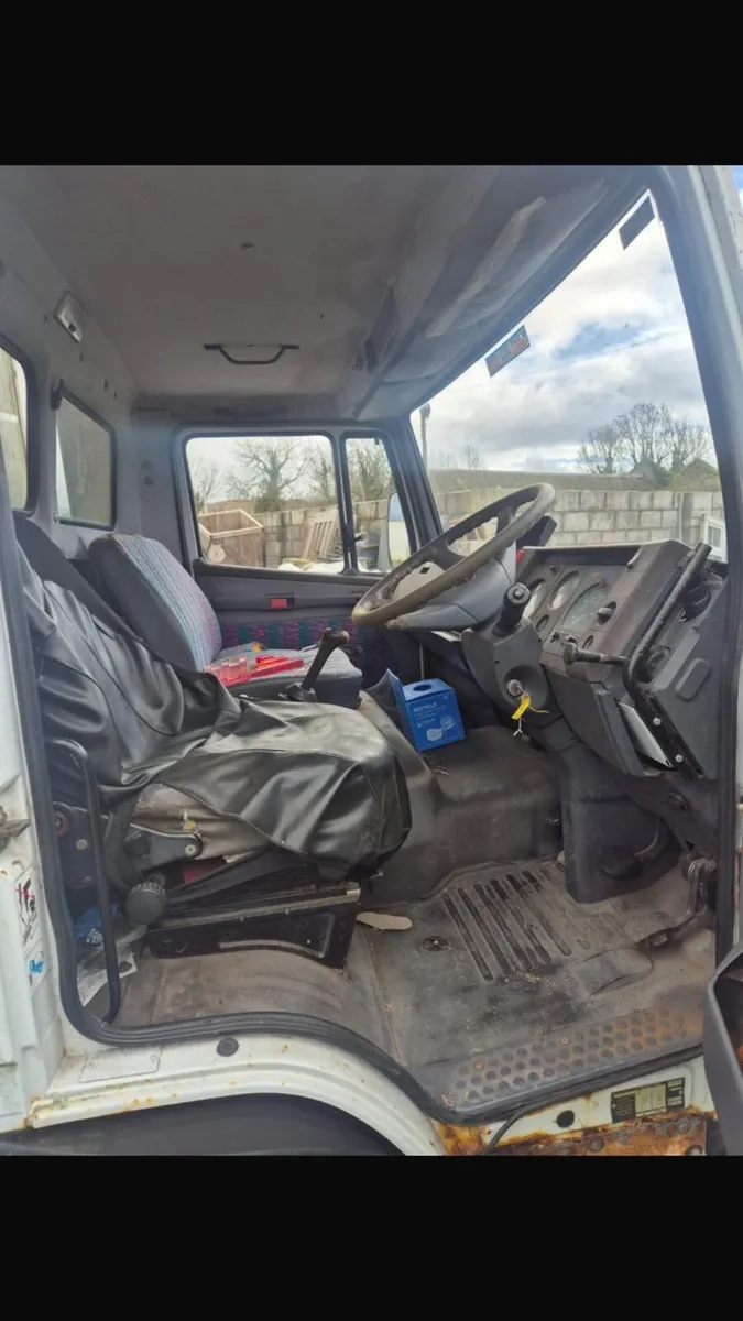 Mercedes 814 box truck - Image 4