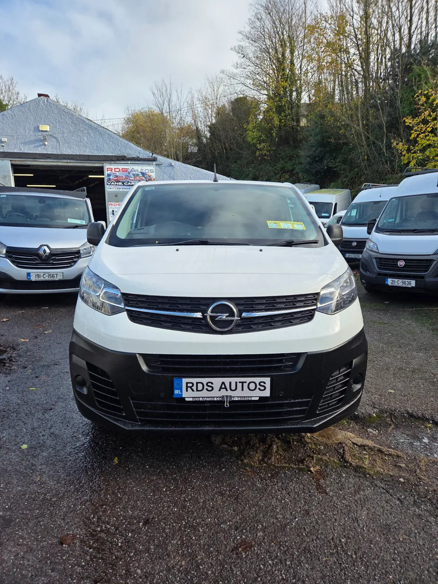 🔥21 VIVARO VERY LOW KMS🔥 - Image 2