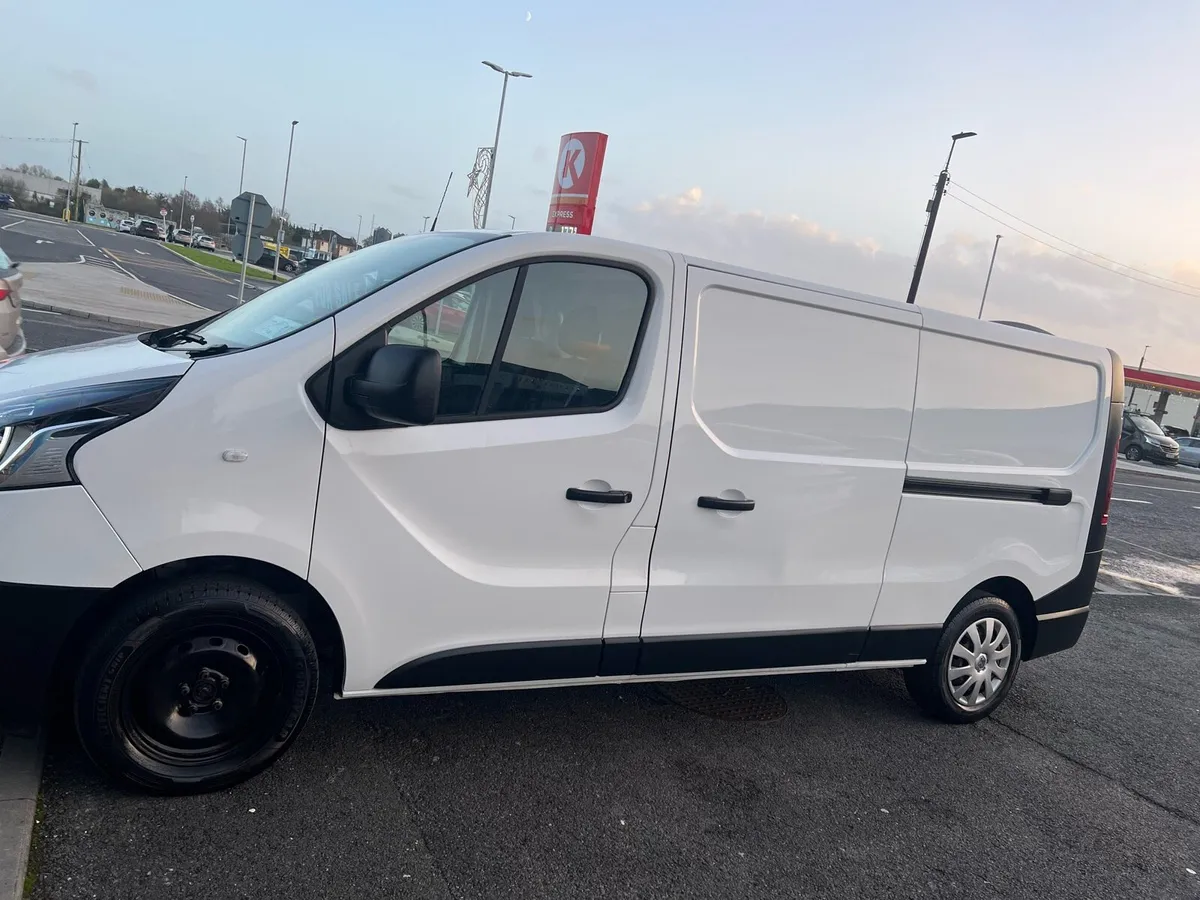 Renault Trafic Low km - Image 3