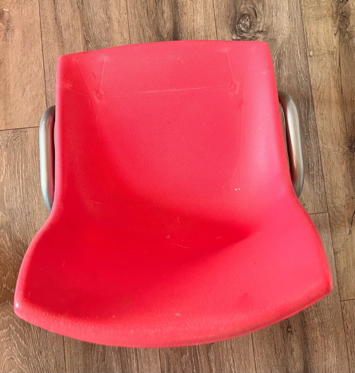Hard plastic chair - Image 3