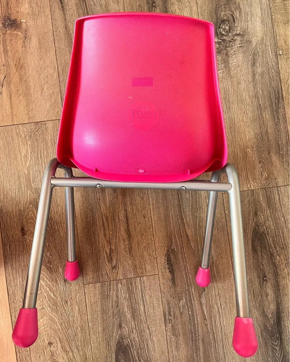 Hard plastic chair - Image 4