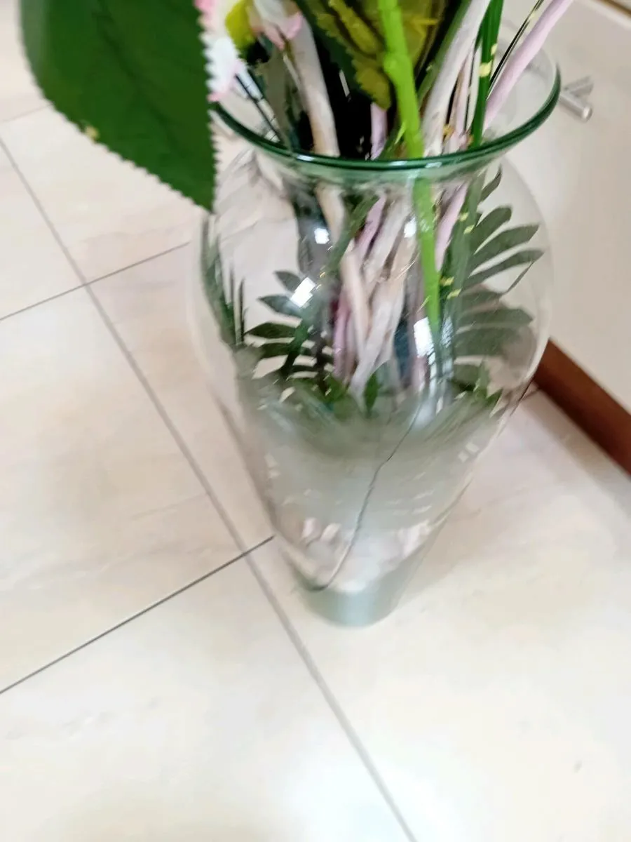 ARTIFICIAL FLOWERS IN LARGE GLASS VASE ALL NEW - Image 2