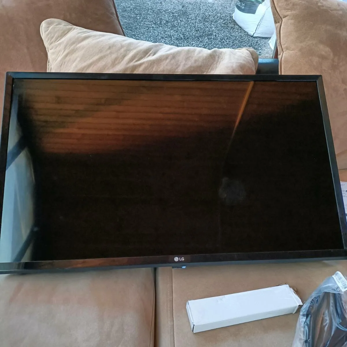 LG 32" TV with wall mount - Image 1