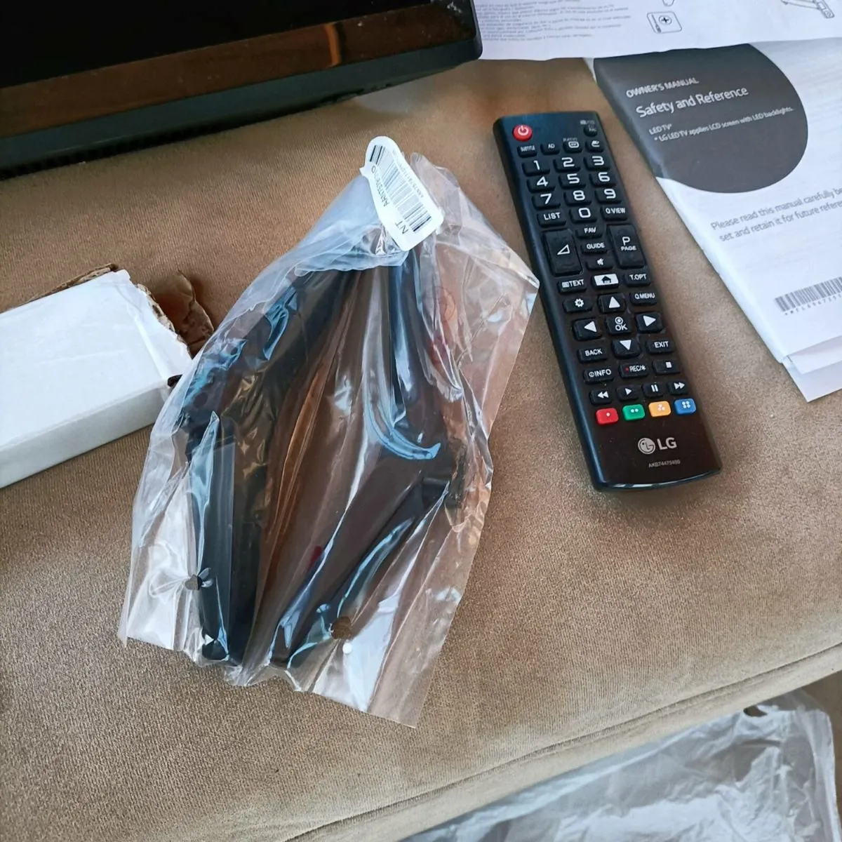 LG 32" TV with wall mount - Image 2