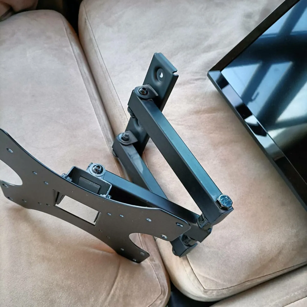 LG 32" TV with wall mount - Image 4