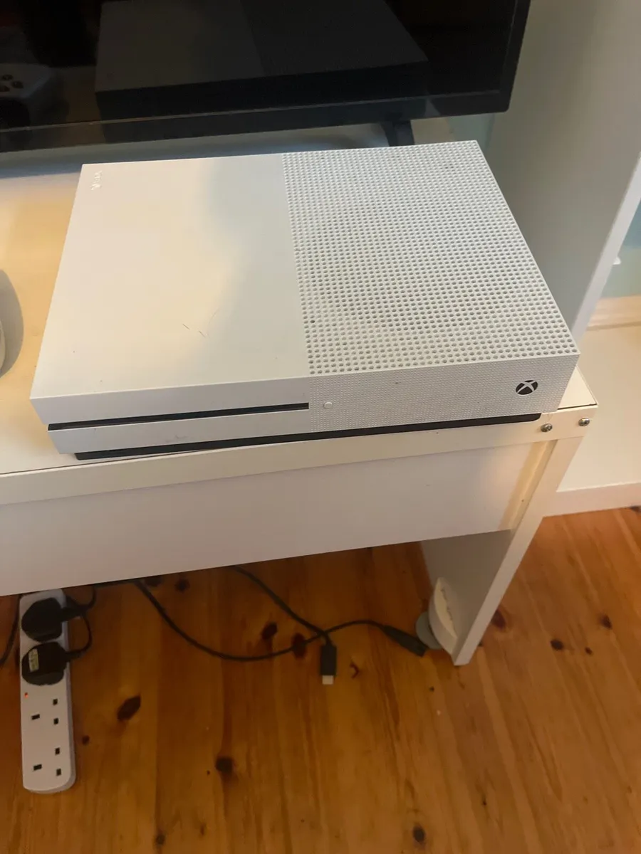 Xbox series one s, controllers, headset and games - Image 2