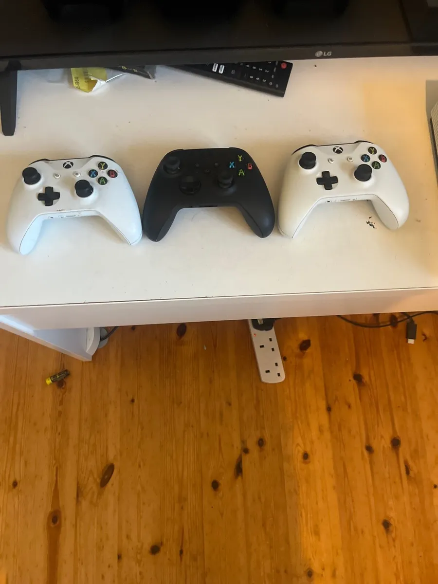 Xbox series one s, controllers, headset and games - Image 3