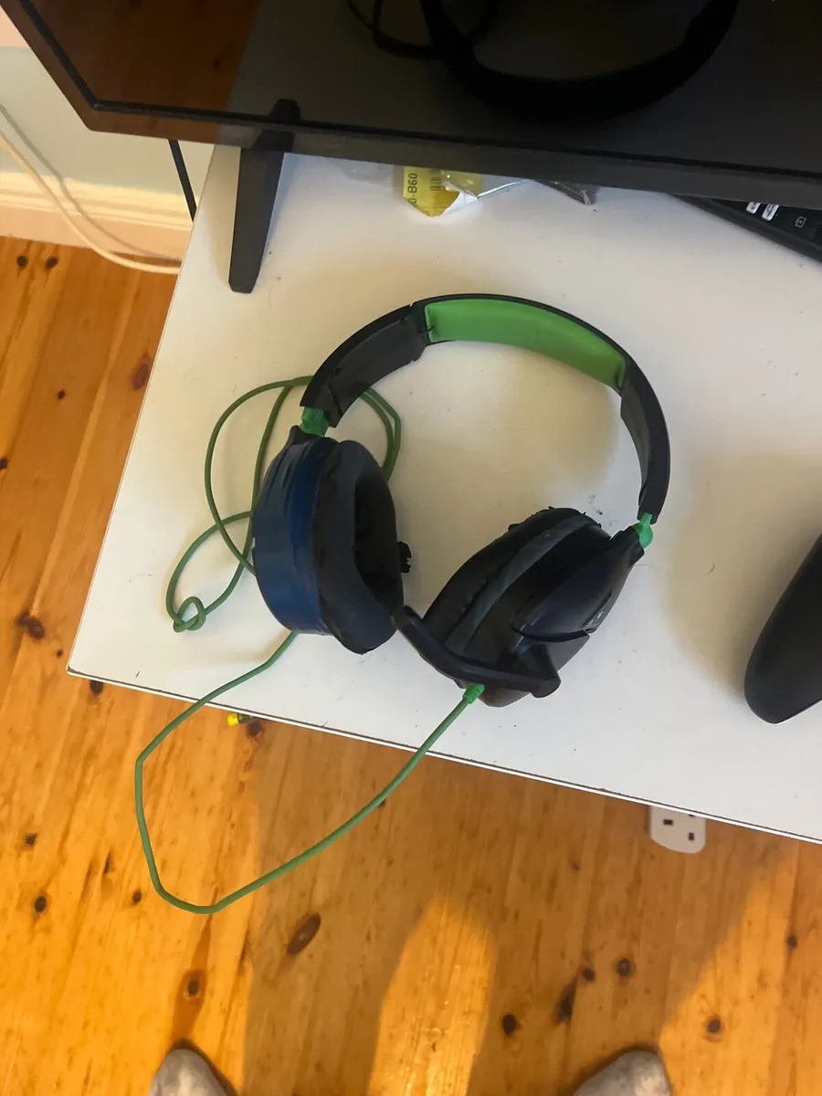 Xbox series one s, controllers, headset and games - Image 4