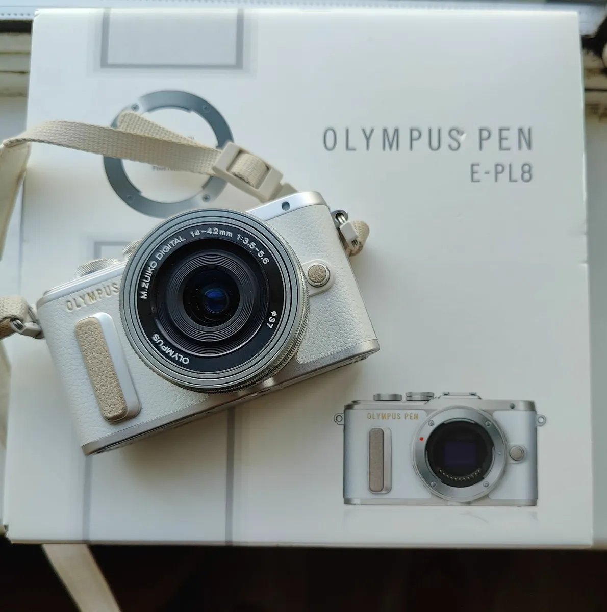 Olympus pen E-PL8 kit with 64GB SD card - Image 1