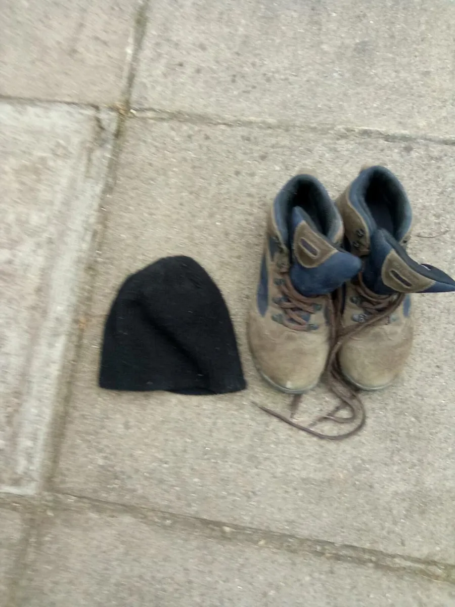 SIZE.  8. HIKING.  BOOTS.   AND.  HAT - Image 1