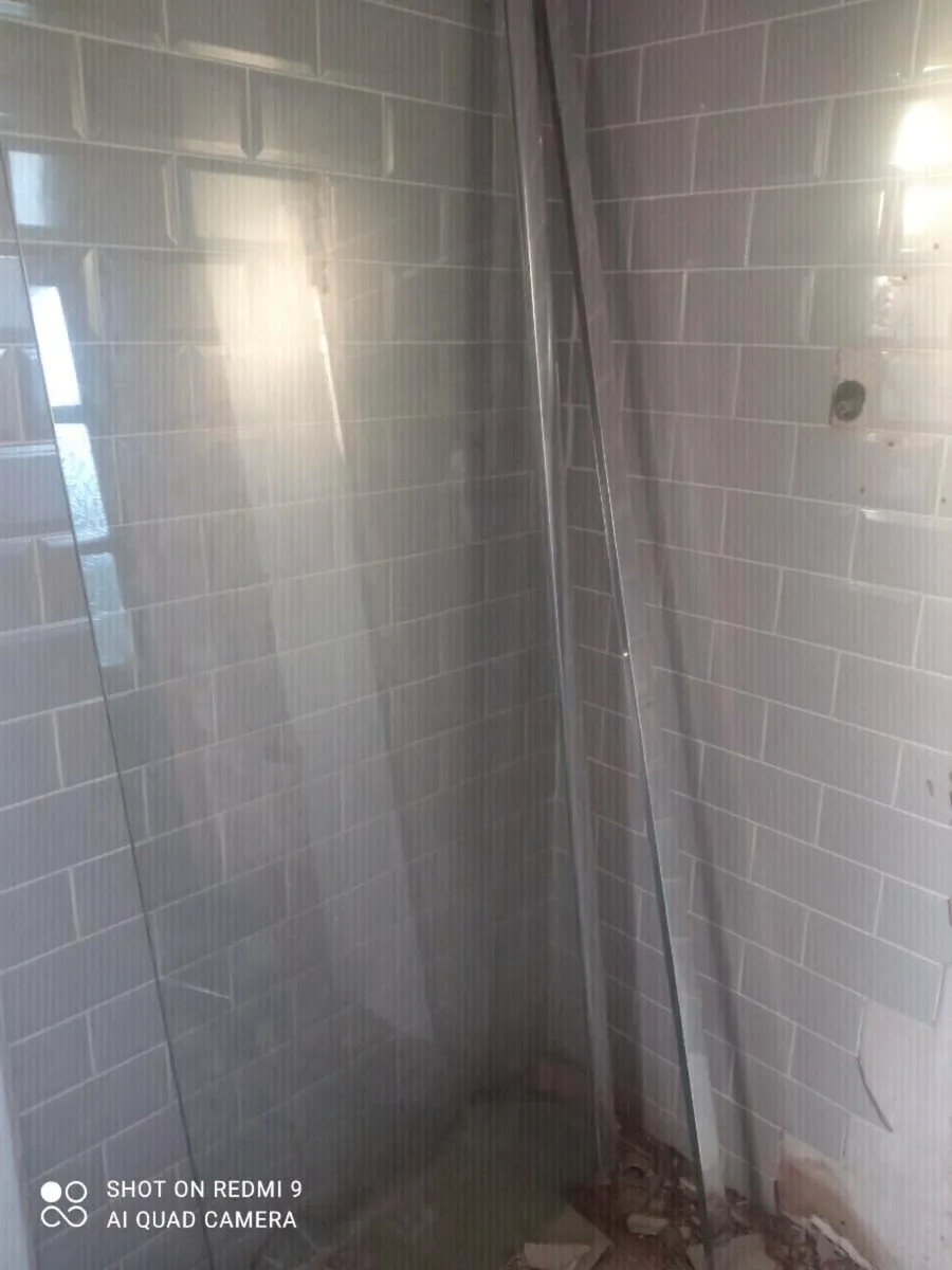 Glass shower panel - Image 1