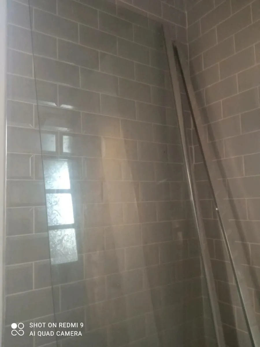Glass shower panel - Image 2