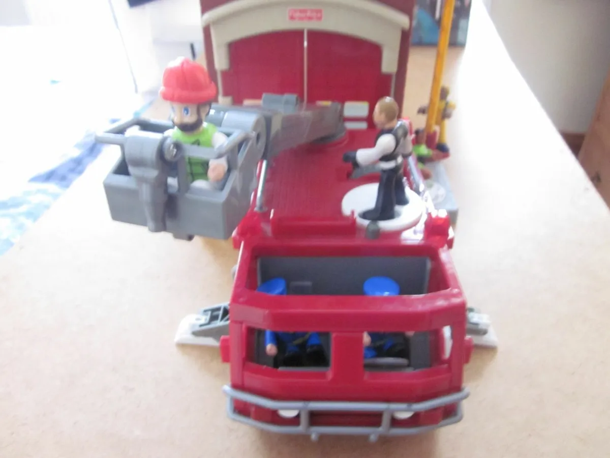Fisher Price Fire Station,Brigade and Figures - Image 2