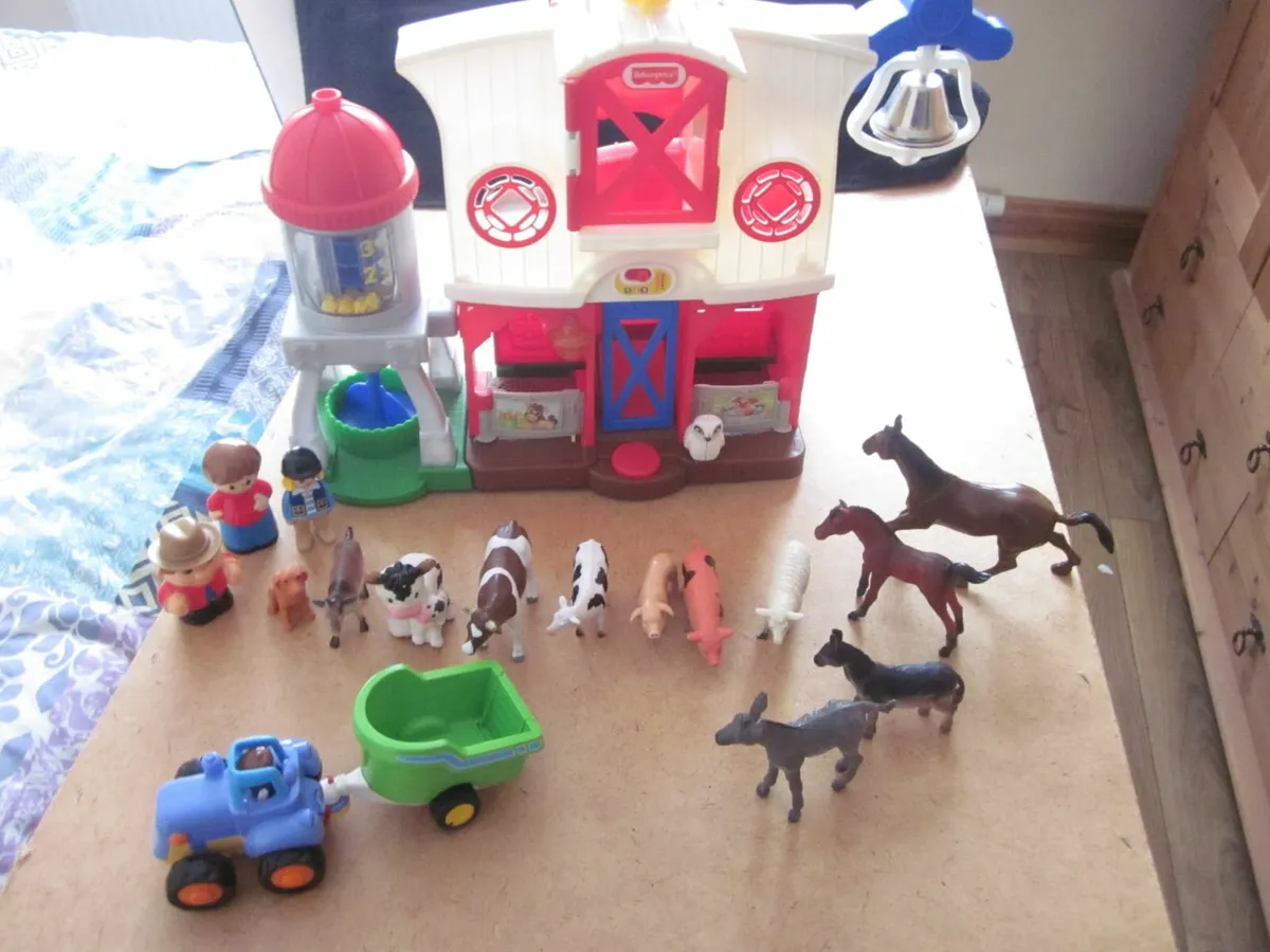 Fisher Price Farm House/Animals - Image 1