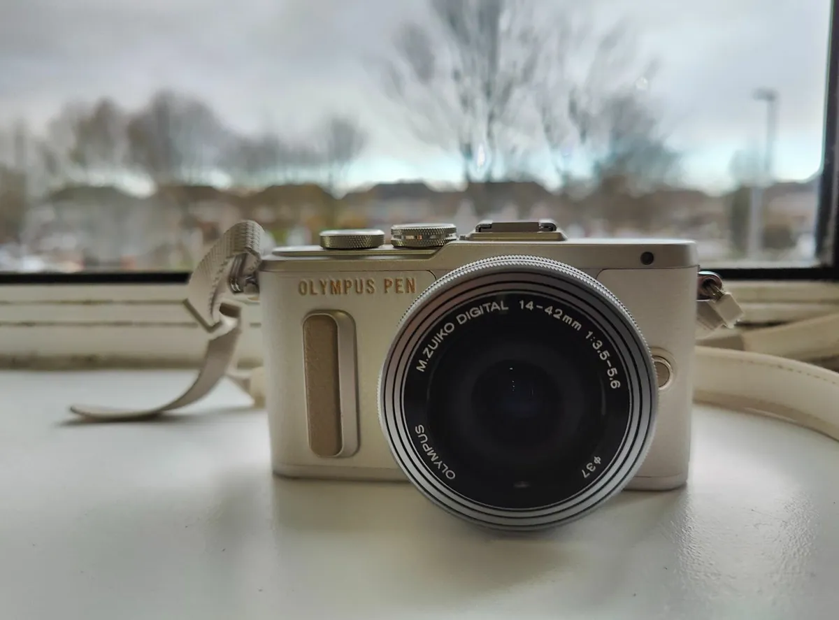 Olympus pen E-PL8 kit with 64GB SD card - Image 2