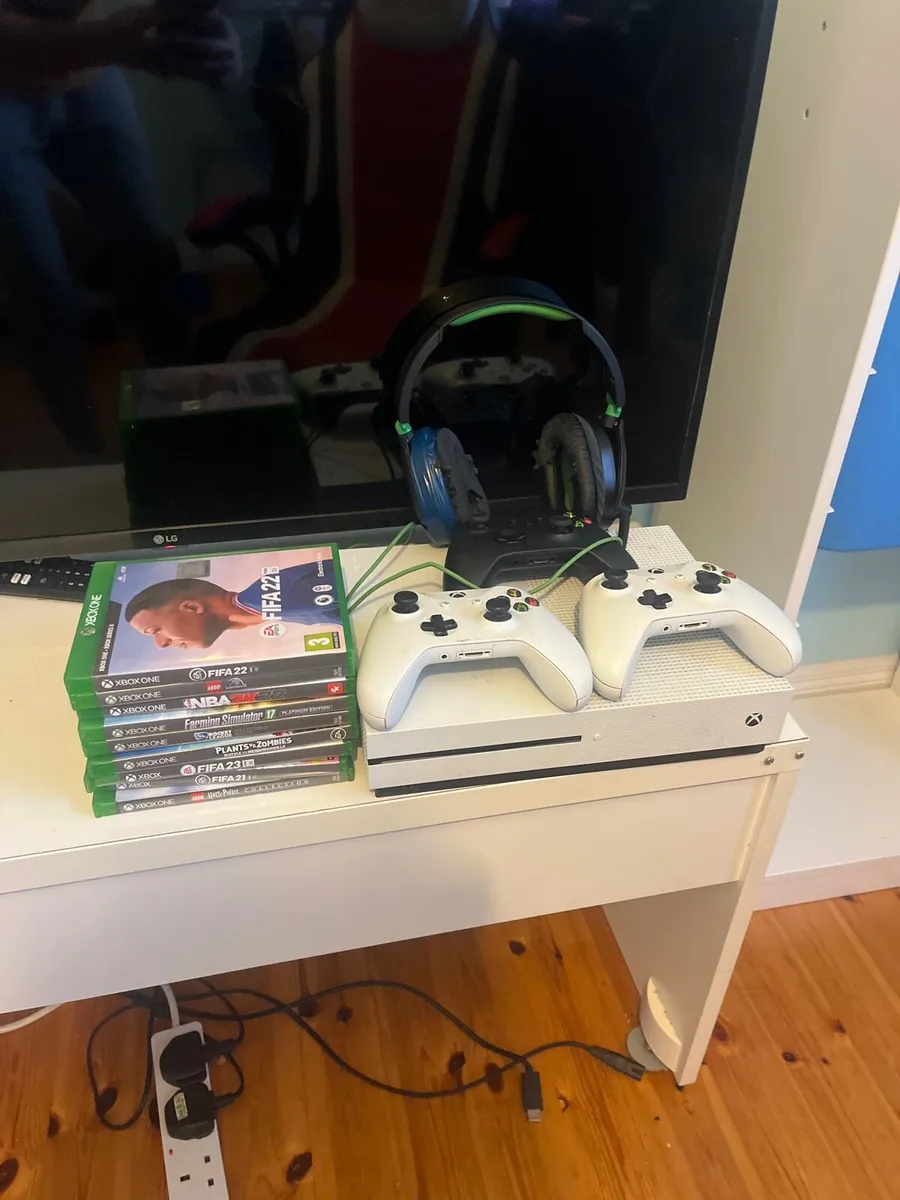 Xbox series one s, controllers, headset and games - Image 1