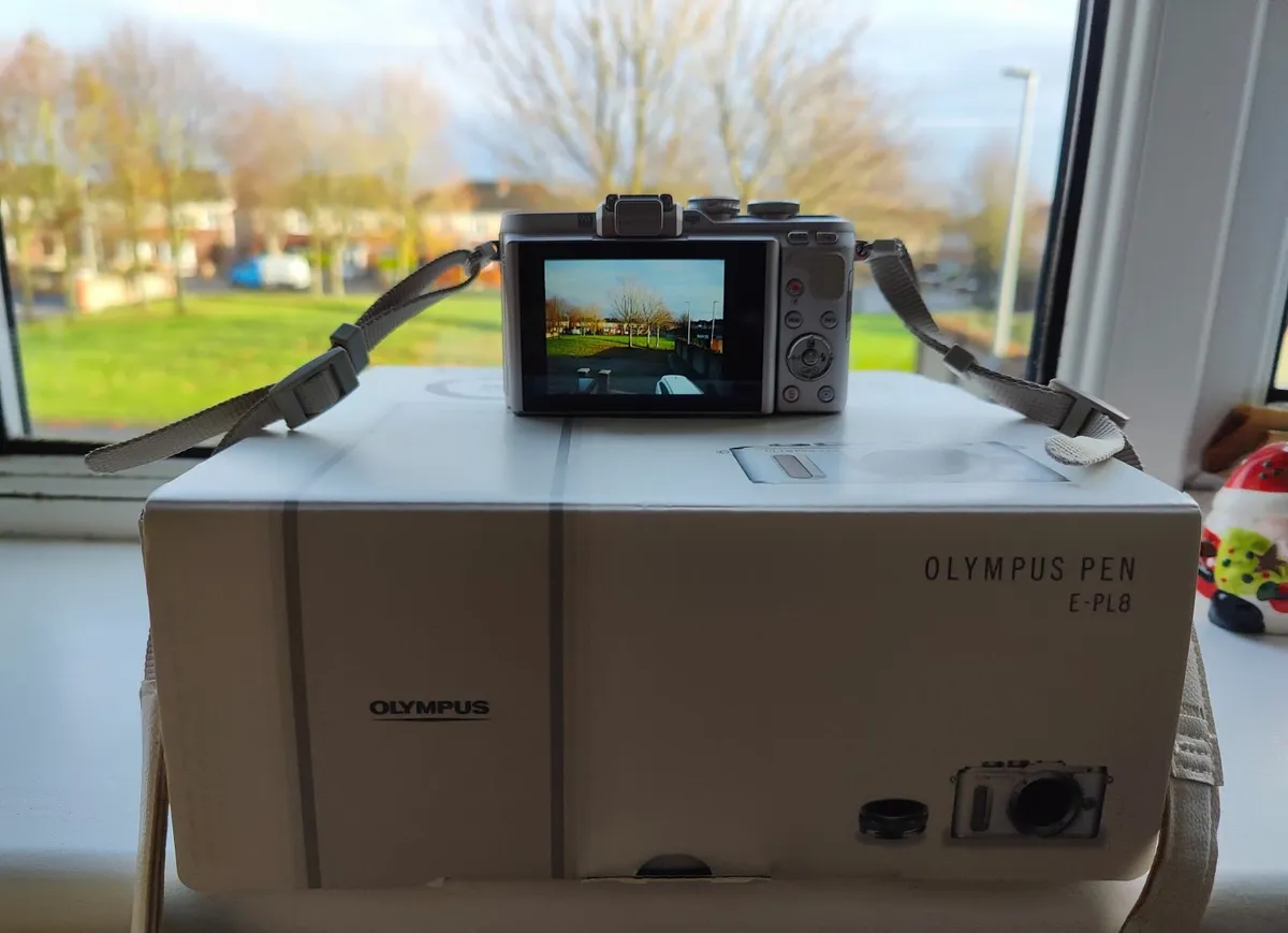 Olympus pen E-PL8 kit with 64GB SD card - Image 3