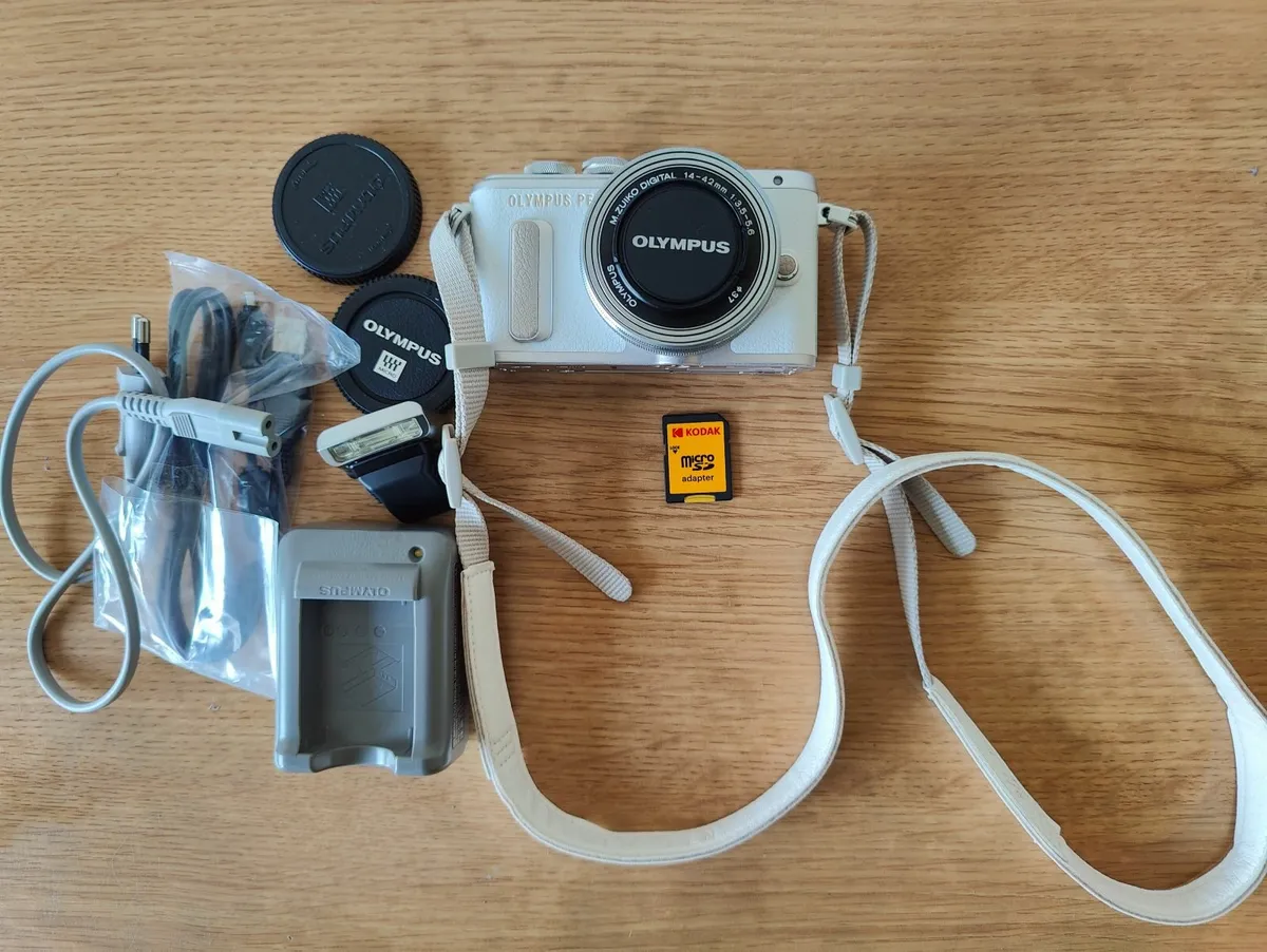 Olympus pen E-PL8 kit with 64GB SD card - Image 4