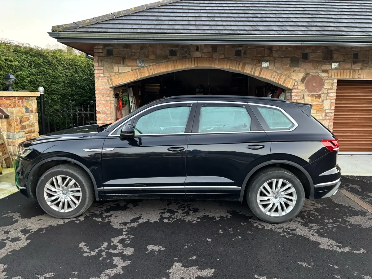 2019 Volkswagen Toureg - Image 2