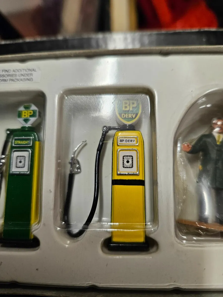 Corgi Petrol Pumps Set - Image 2