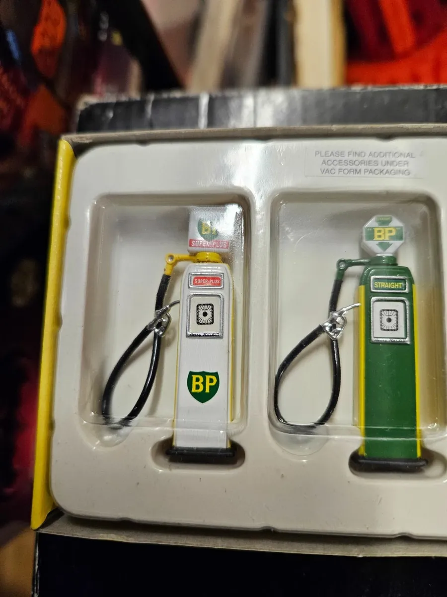 Corgi Petrol Pumps Set - Image 3