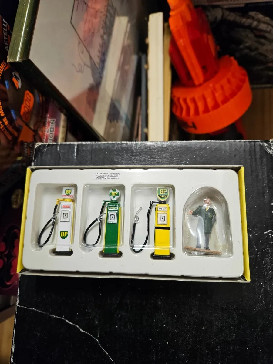 Corgi Petrol Pumps Set - Image 4