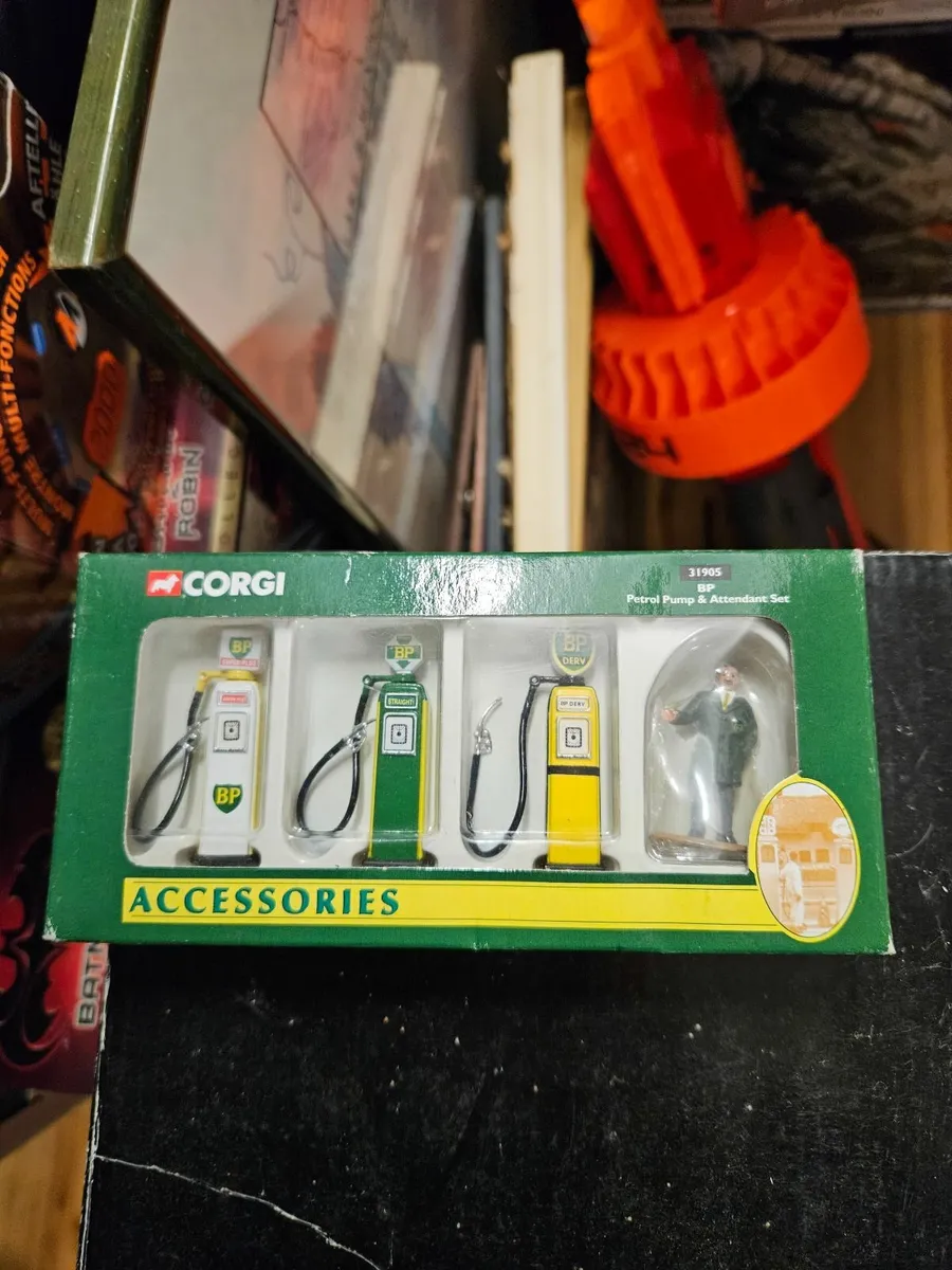 Corgi Petrol Pumps Set - Image 1