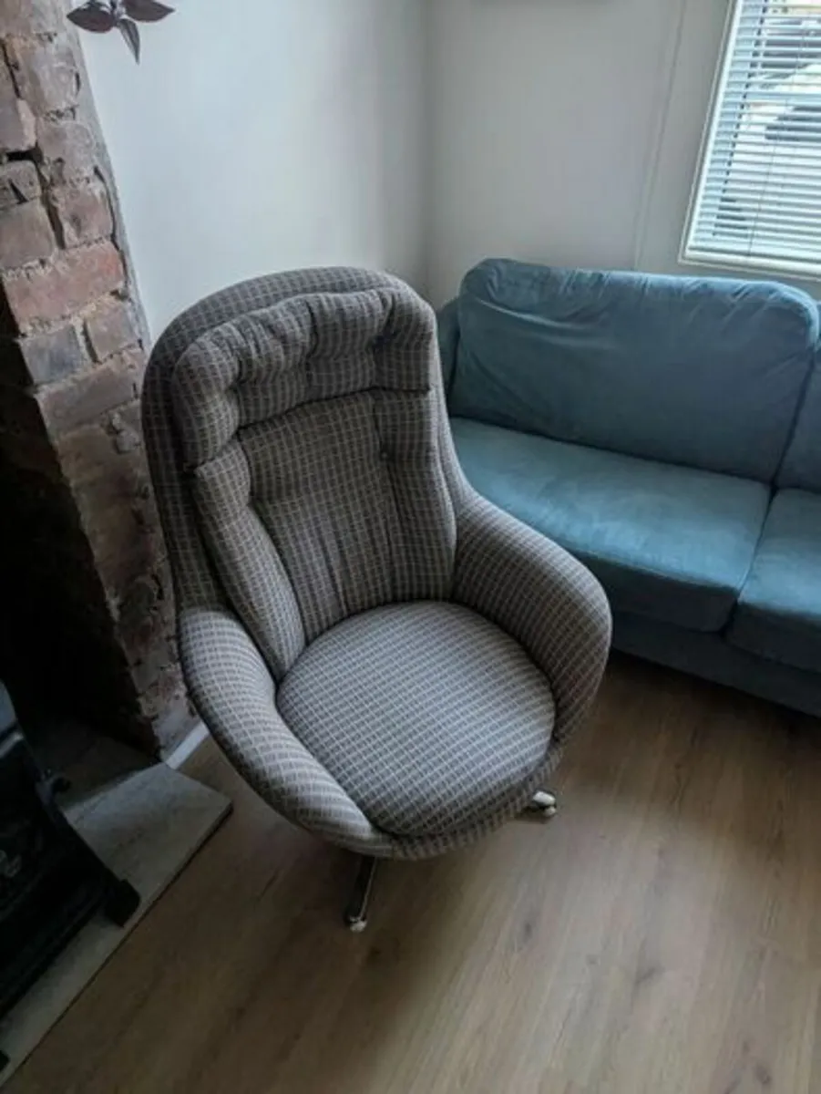 Retro-Style Egg Chair – Refurbished, Dublin 4 - Image 3