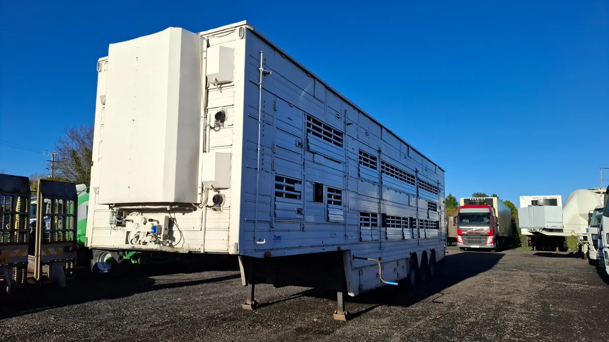 2001 Pezzaioli 3 Deck Livestock Trailer, 3 Axles , - Image 3