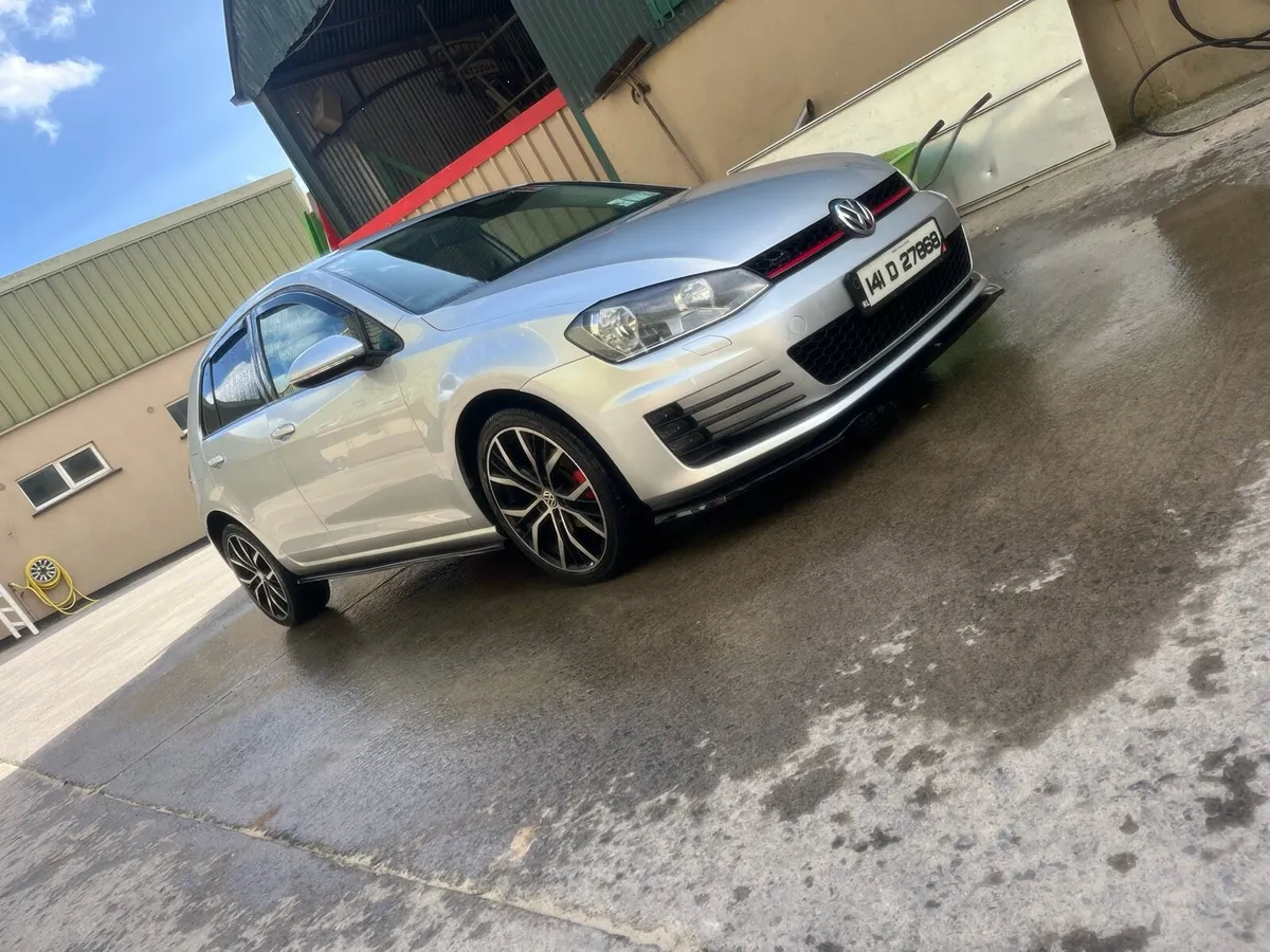 2014 Volkswagen Golf - Image 2