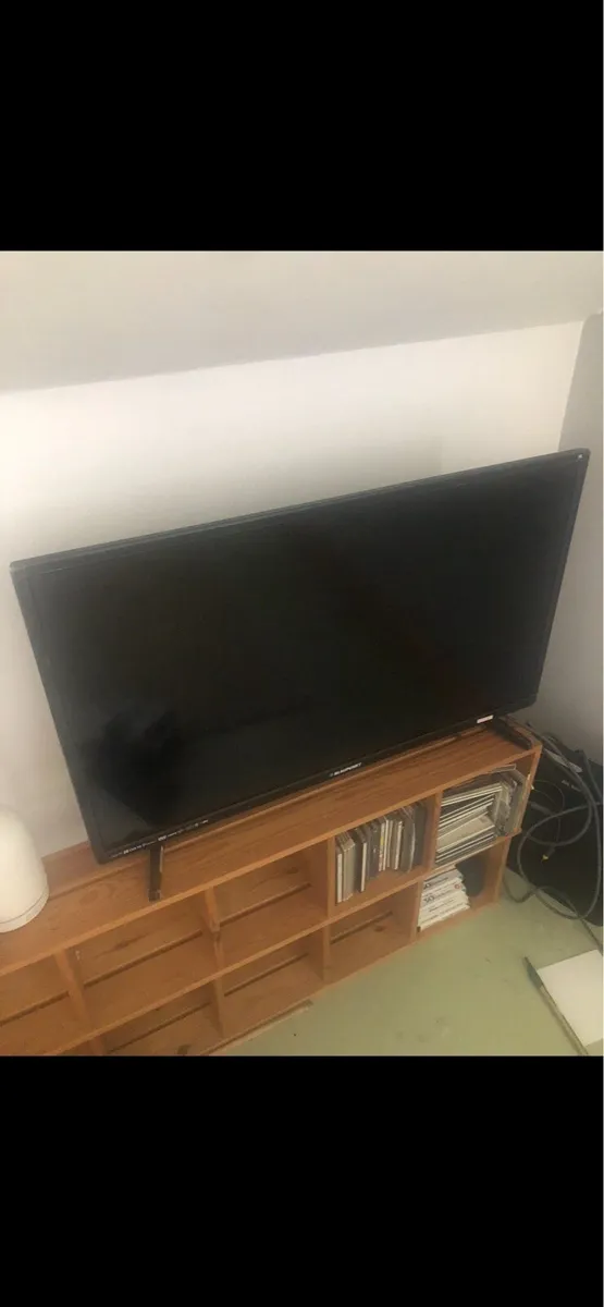 Tv with dvd player - Image 1