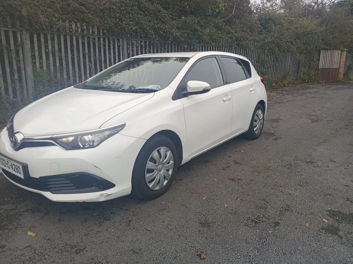 2017 Toyota Auris Van - Image 2